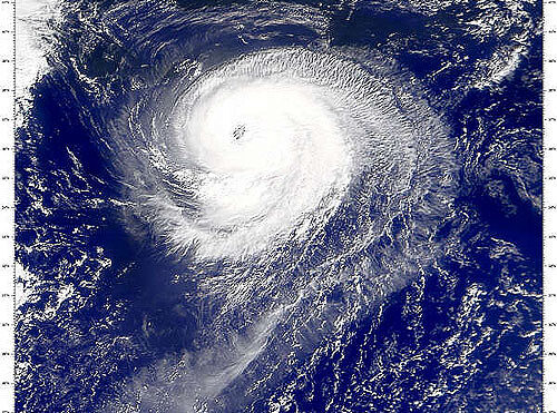 Hurricane Lee remains very powerful as it continues track north