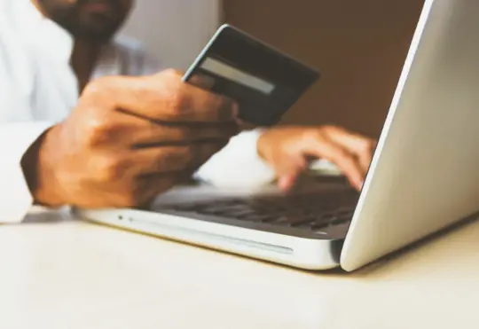 More Canadians dealing with mounting credit card debt