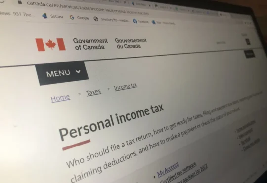 Volunteer tax clinics help Canadians file returns