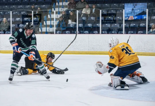 Mariners alumni put on show for fans
