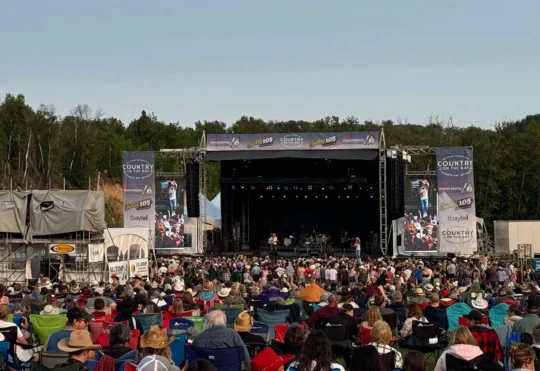 Crowds in the thousands attend Country on the Bay