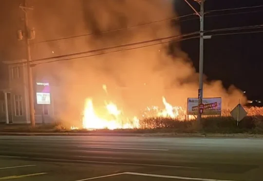 Grass fire closes Mountain Road