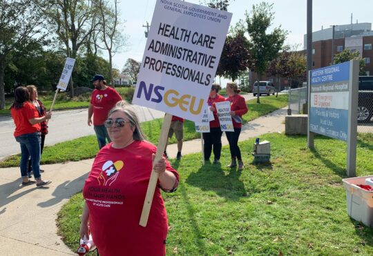 Admin professionals in healthcare reach tentative deal with province
