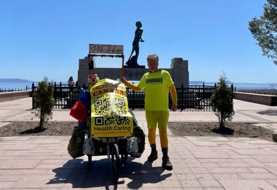 Fellow in Yellow visits Thunder Bay on ‘Movement for Movement’ journey