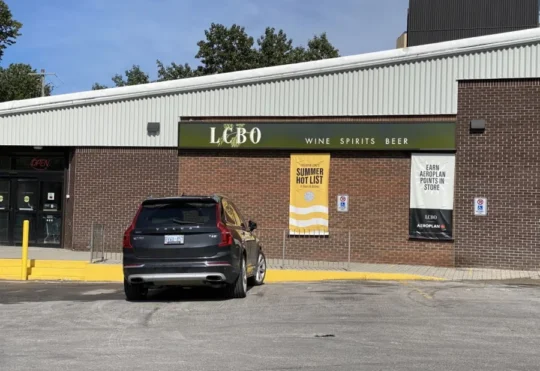 OPSEU members at LCBO on strike