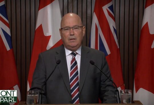 Housing Minister apologizes, but remains in cabinet