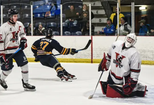 Mariners back in playoff spot after OT win
